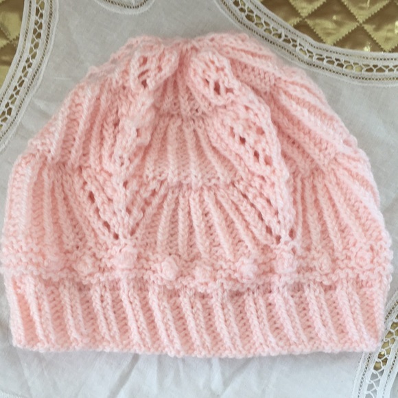 Elegant decorative collar round yoke with classic hat and finger less mittens - Picture 4 of 10